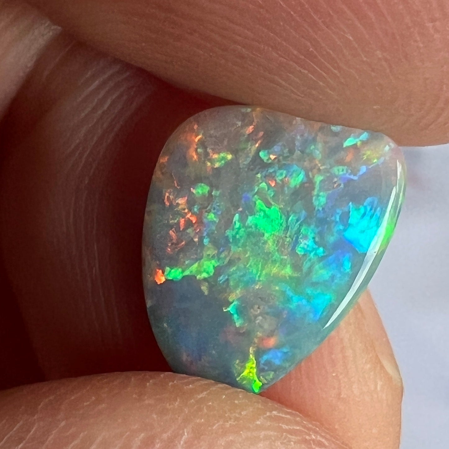 Stunning little gemstone from Mintabie, displaying all the colours.