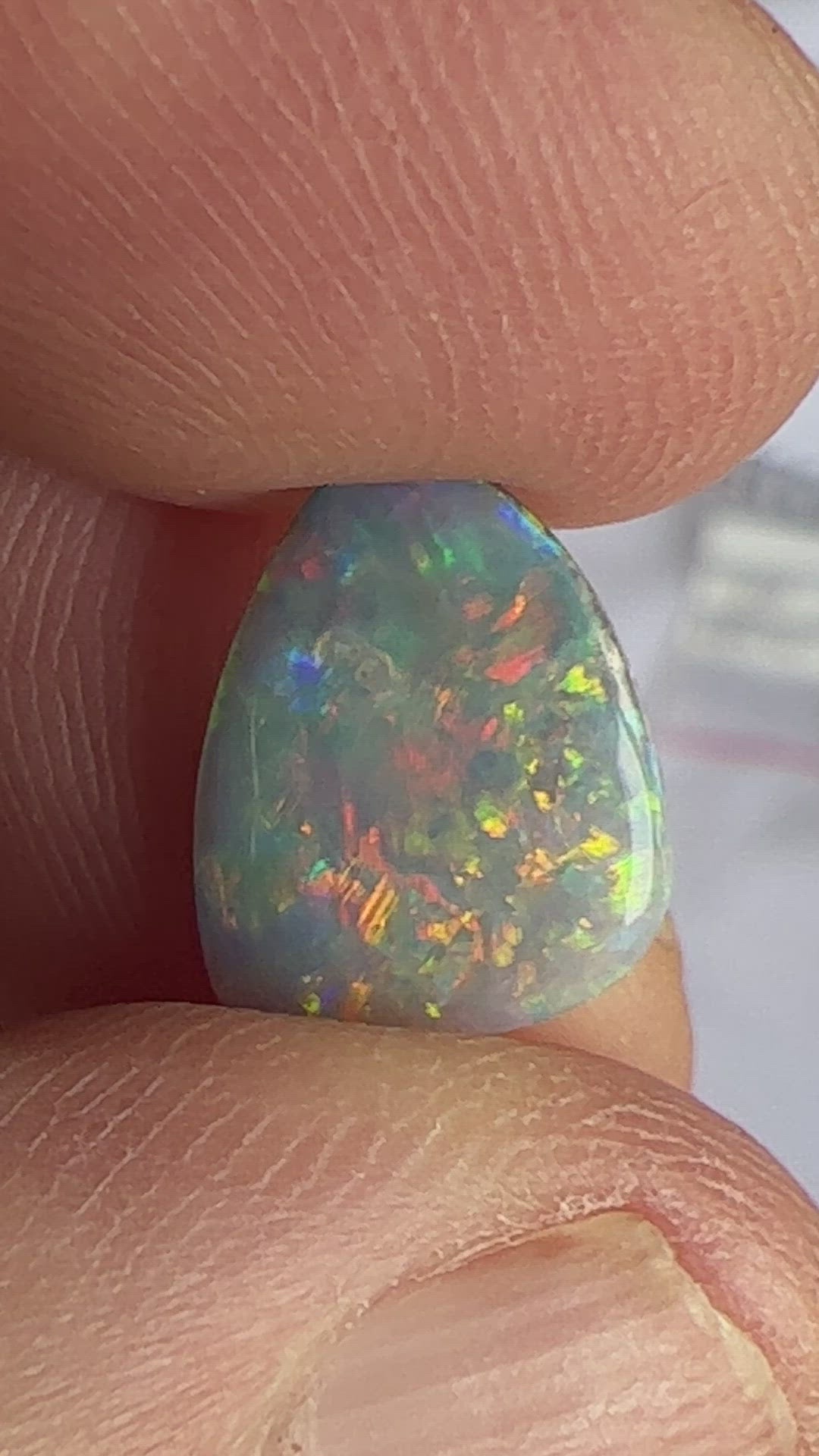 Stunning little gemstone from Mintabie, displaying all the colours.